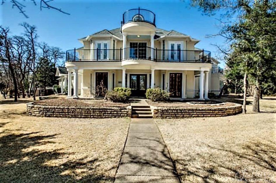 Southern traditional home exterior before