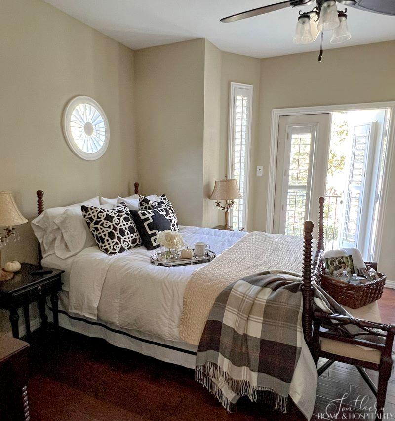 https://southernhomeandhospitality.com/wp-content/uploads/2021/10/guest-bedroom5-3.jpg