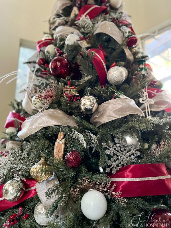 Christmas Tree Ribbon Ideas To Decorate Like a Pro - Decorator's