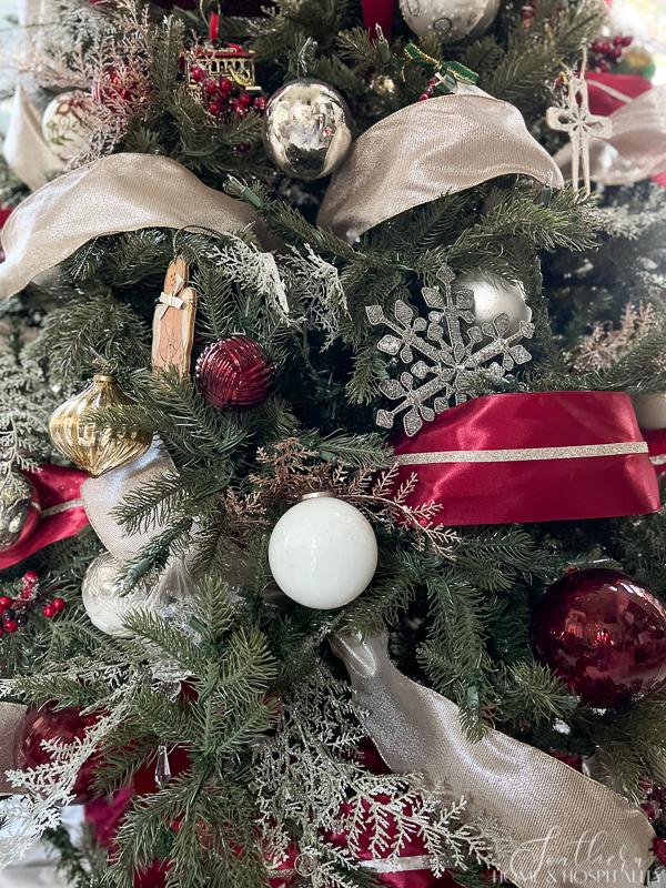 How to Decorate your Christmas Tree Professionally with Ribbons