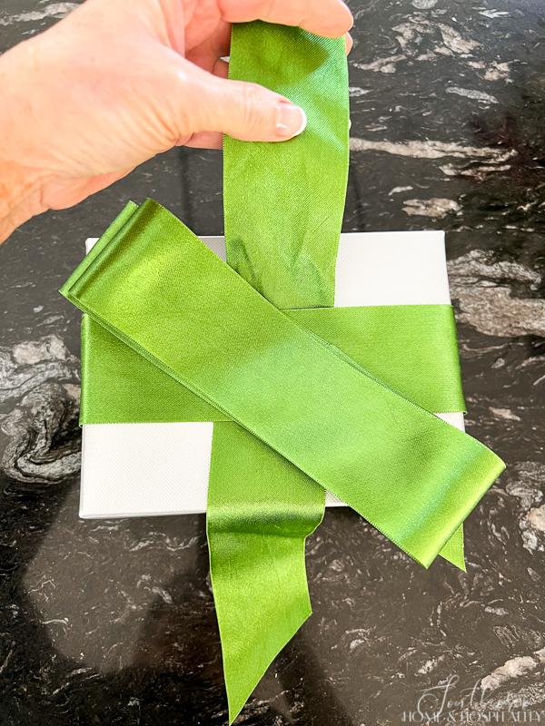 How to Tie a Gift Bow: Easy Steps to Tie a Bow