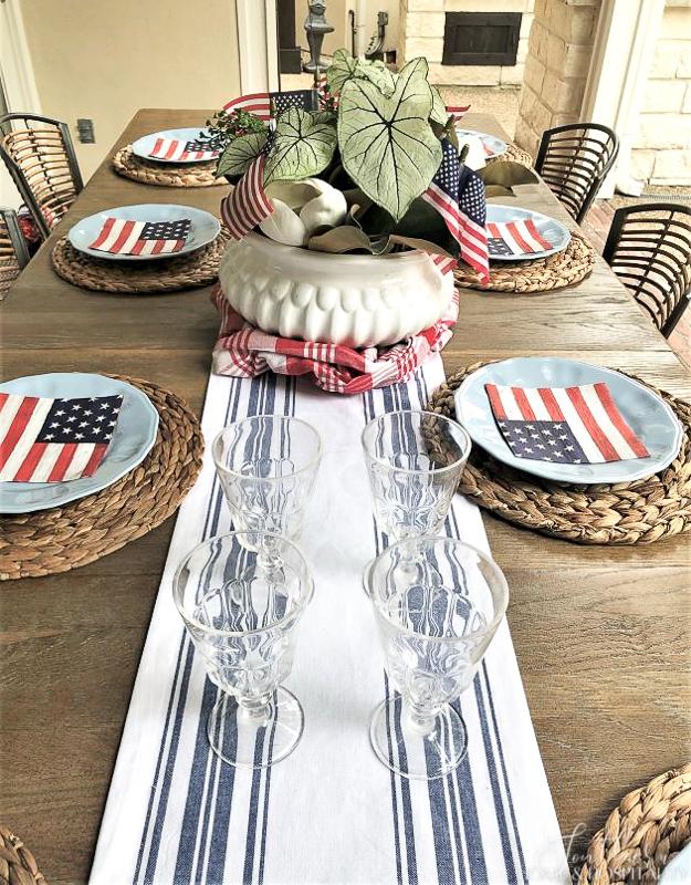 Patio tablescape for July 4