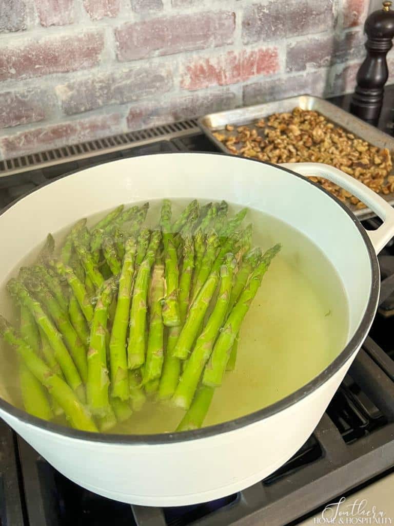 Blanching asparagus in boiling water