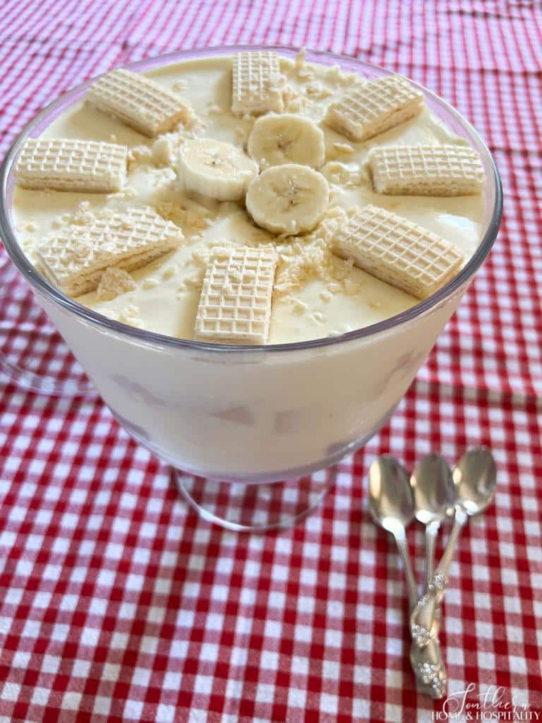 Sugar free banana pudding in a trifle dish