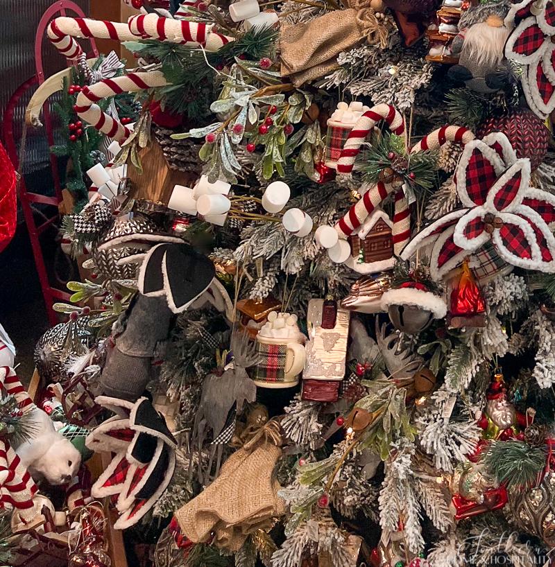 Nostalgic and cozy Christmas tree decorations