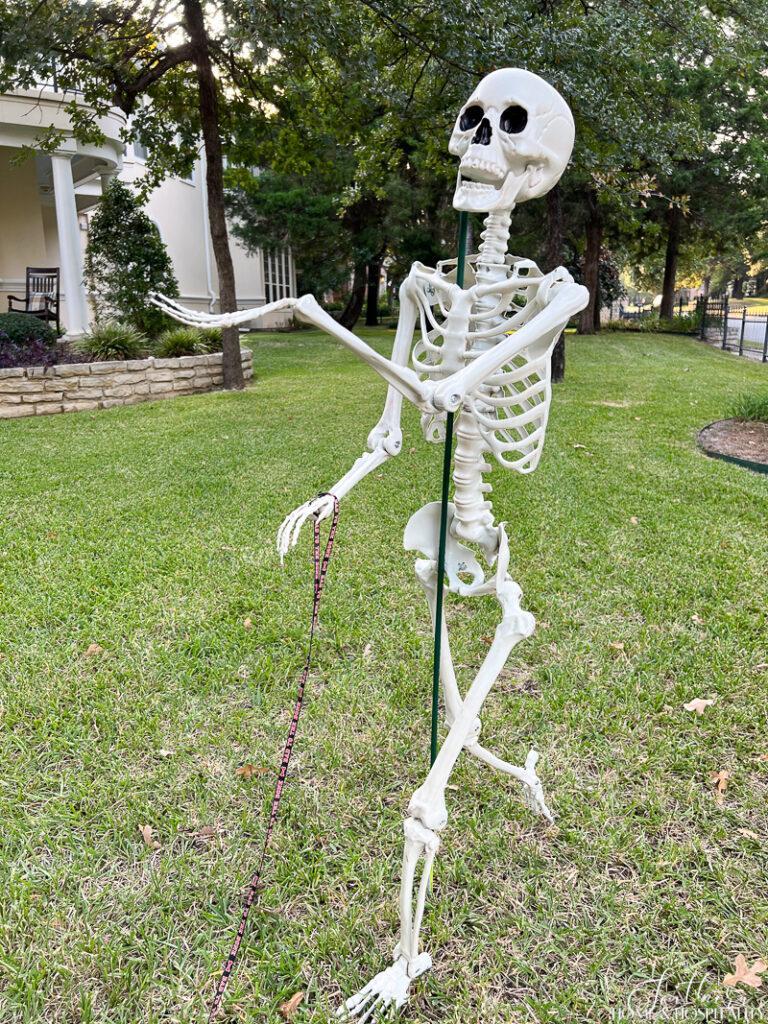 How to Easily Pose Cheap Halloween Skeletons in the Yard