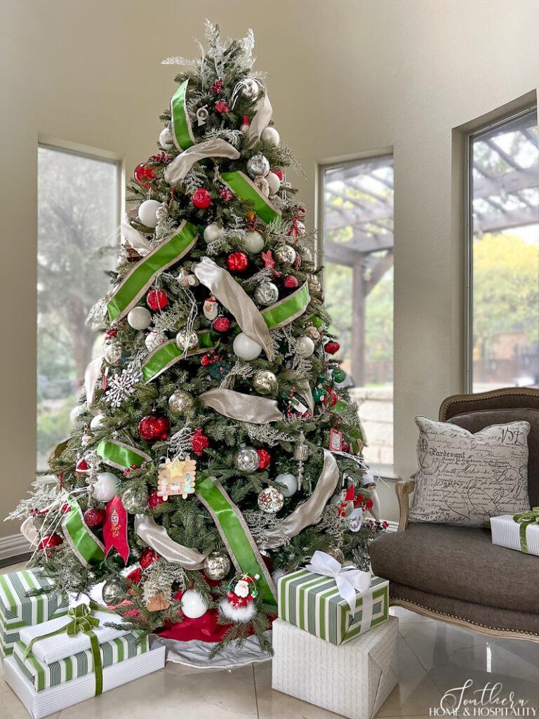 Red, green, and white Christmas tree  with green and white gifts