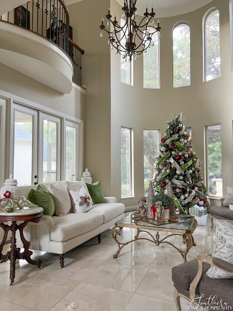 https://southernhomeandhospitality.com/wp-content/uploads/2022/11/Red-White-and-Green-Christmas-Decor-5-1-768x1024.jpg?v=1669820067