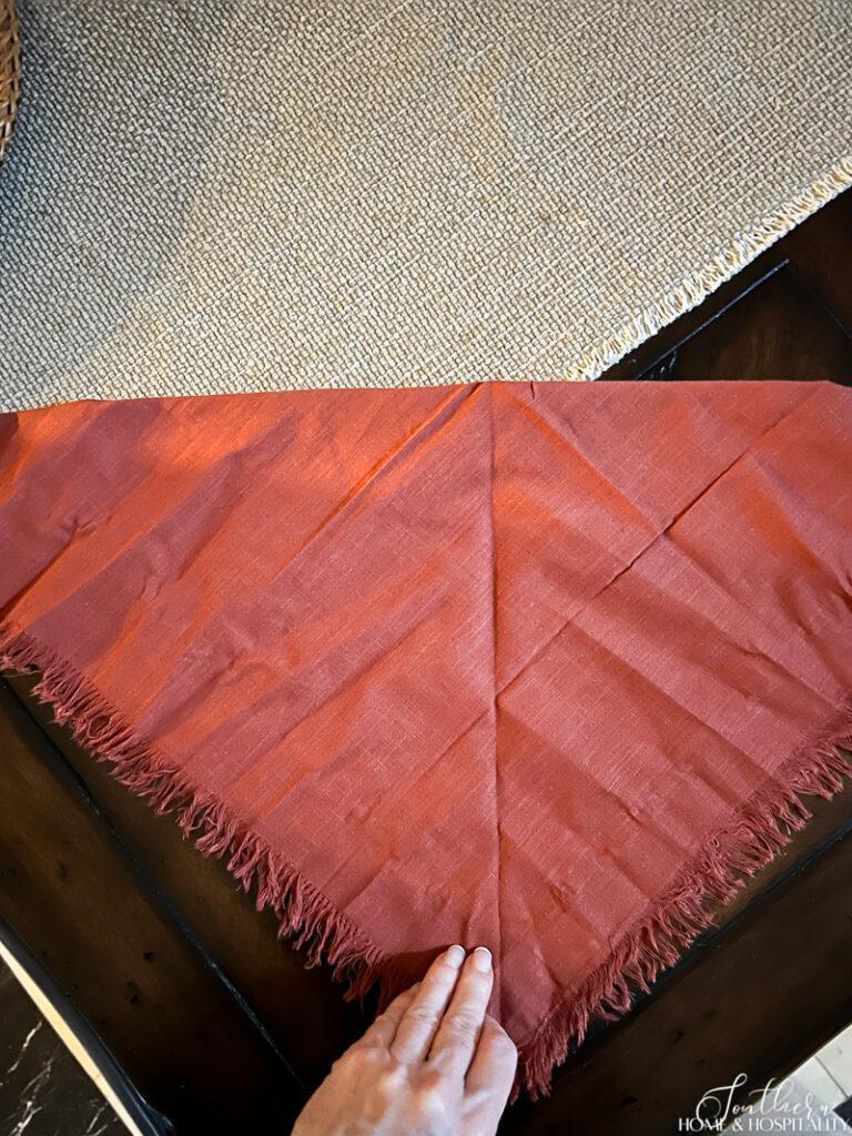 Making leaf napkin fold