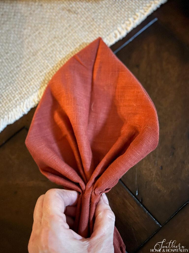 Making leaf napkin fold