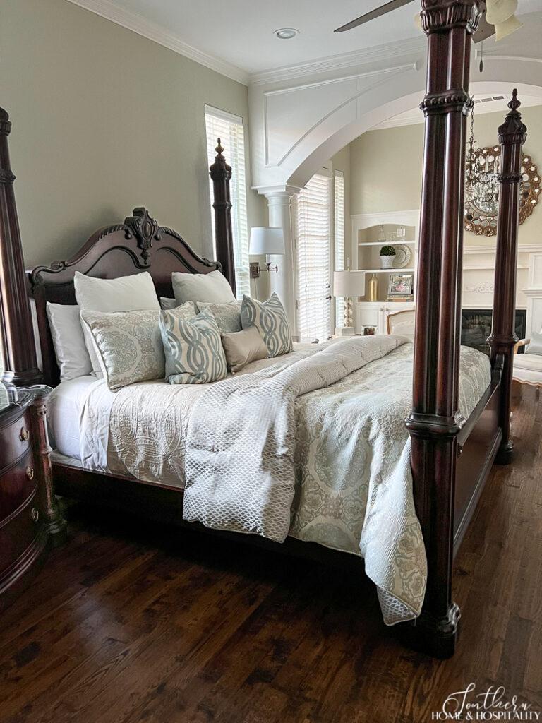 King bed with end table placed at the right distance beside