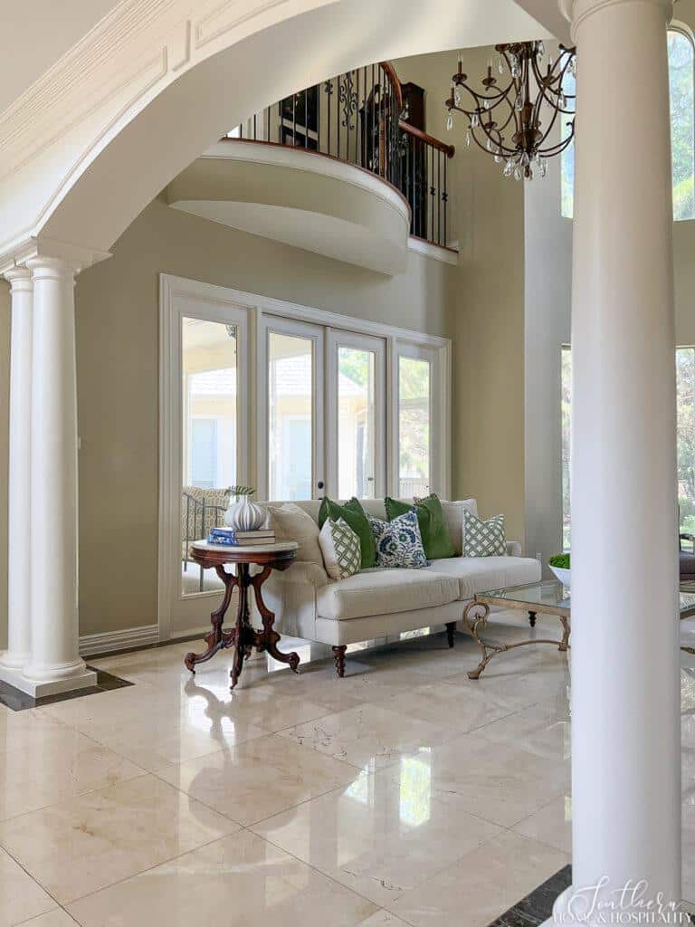 Curved wood arch and columns in living room