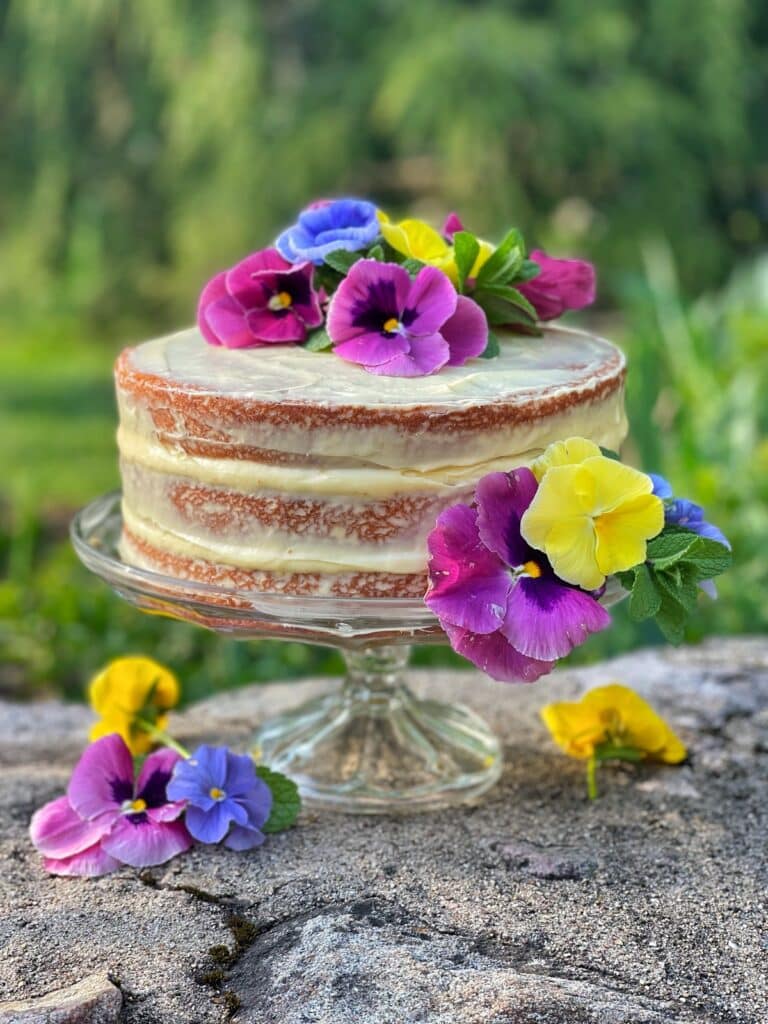 Naked cake with pansies