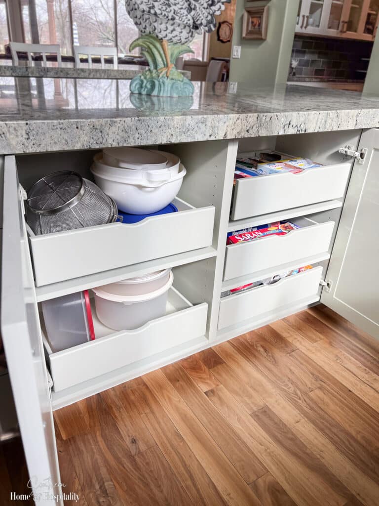 Combination of pull out drawers in kitchen island