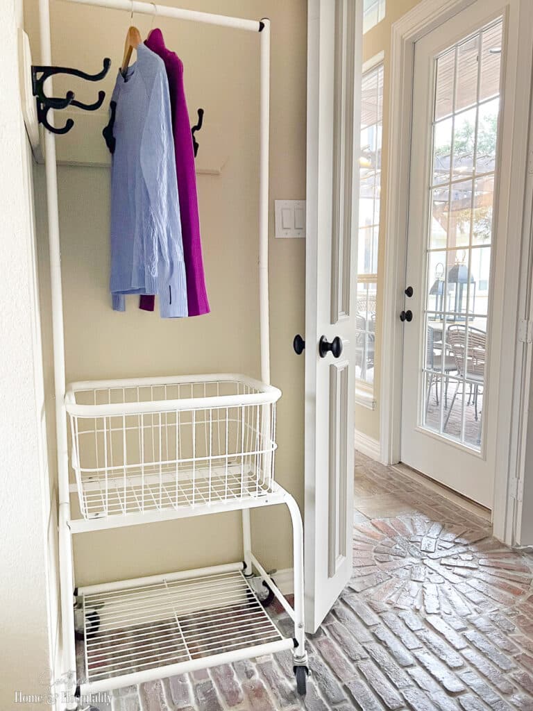 Rolling laundry cart with hanging rod