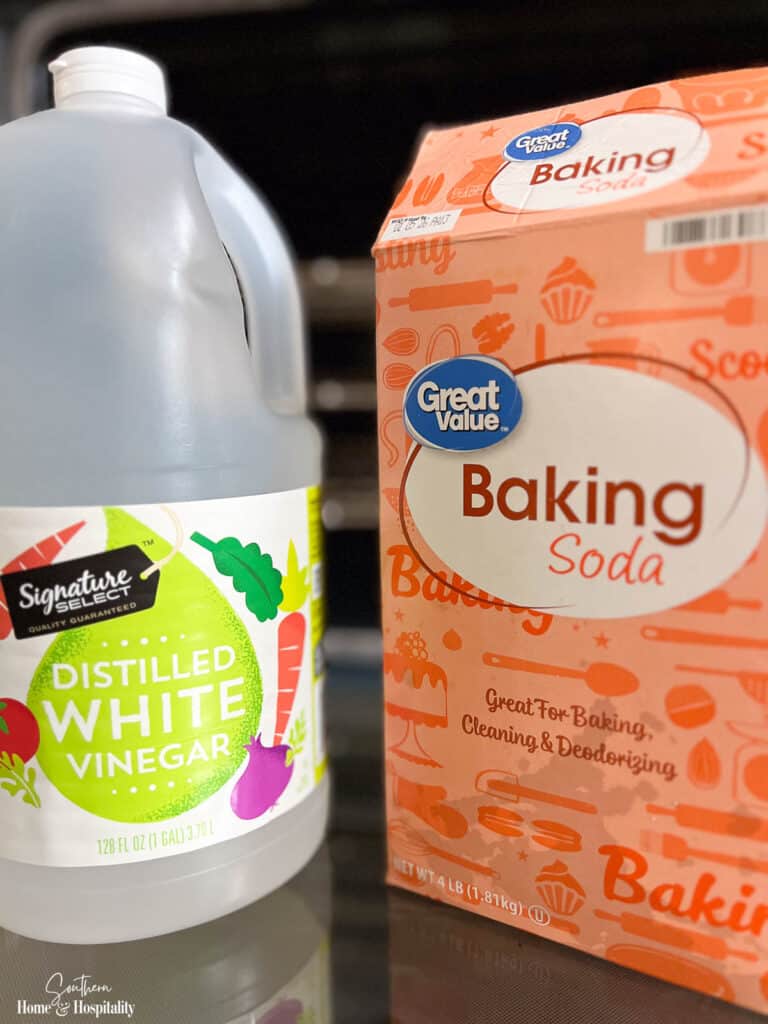 Vinegar and baking soda for cleaning oven