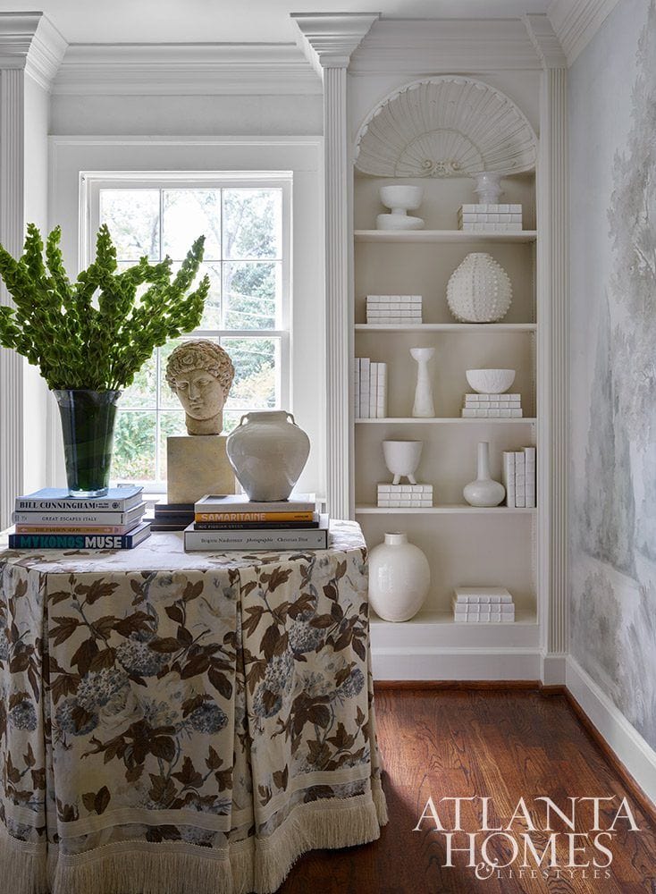 traditional living room with white decor in bookshelf