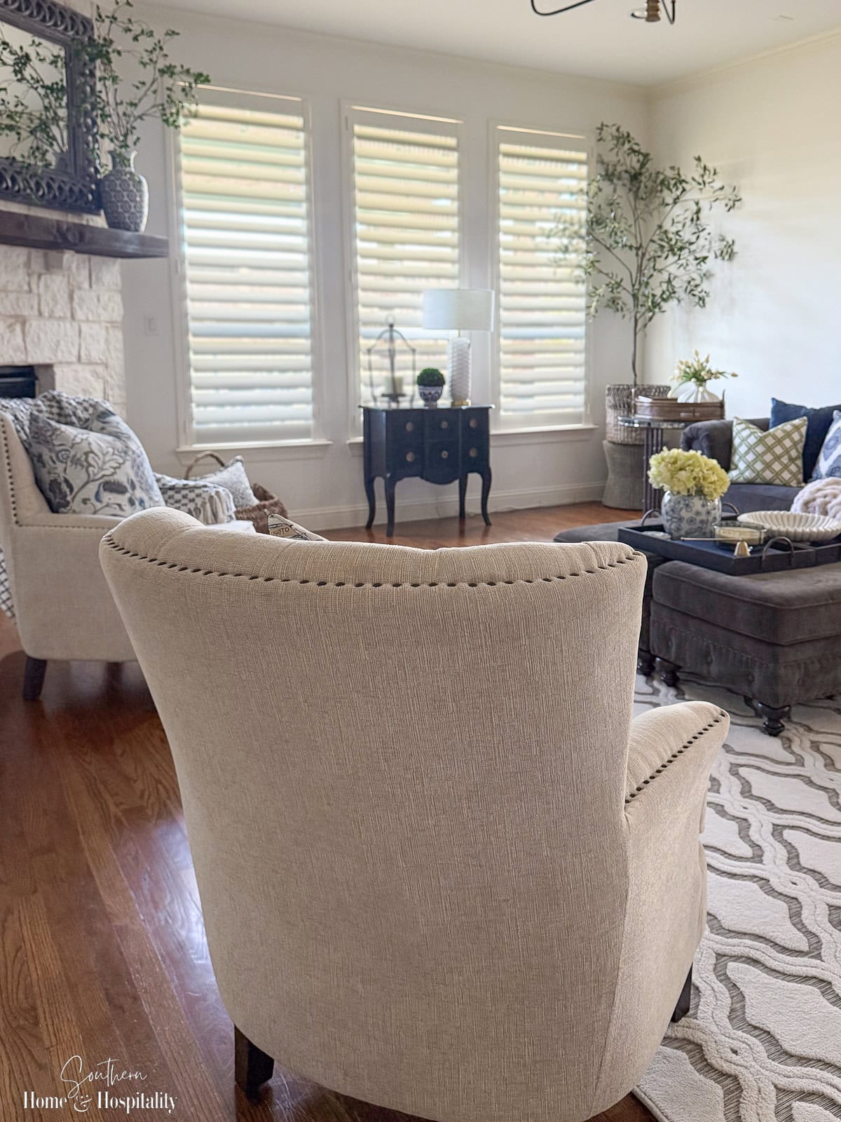 How to Arrange Furniture in a Small Living Room (Layout Ideas That Work)